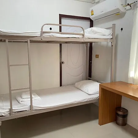 Oyo 75577 Palace Hostel
