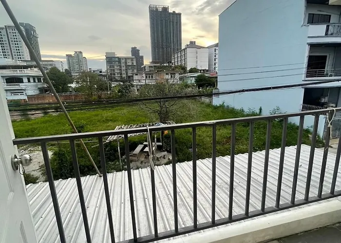 Oyo 75577 Palace